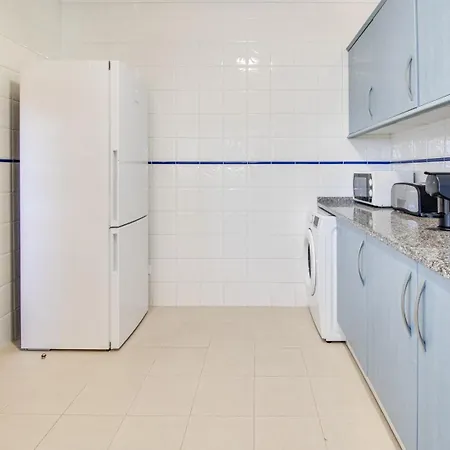 Lovely 2bd 500m Ac Wi-fi Pool Balcony Apartment *
